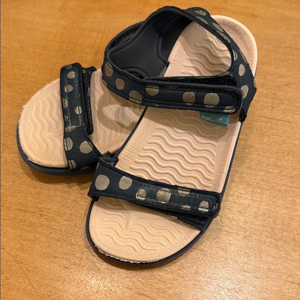 Native Kids Sandals - Navy and Pale Pink with Matte Gold Polka Dots